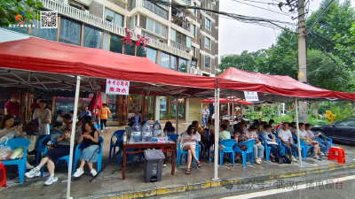 大雨中，考场外多出7个“避风港”！武汉这群商户，把“中考护考”卷出了新高度