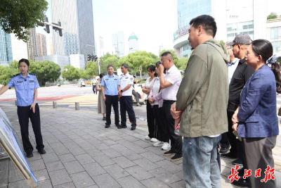 75名群众评议员实地查看民生问题整改成果，武汉开门教育请群众现场“阅卷”