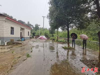 蔡店街道发现滑坡隐患已转移群众，村干部多日值守赶在台风前完成加固