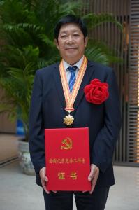 刚刚！这位湖北人在人民大会堂上台领奖，他34年只做了一件事 