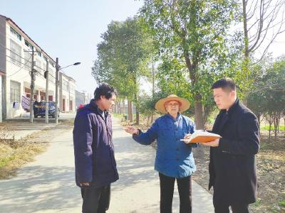 领奖归来，郑青龙腰缠护具下了田
