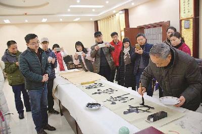 迎春书法笔会陶冶职工情操
