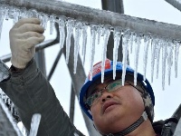 秭归遭遇寒潮 电线冻成“冰柱