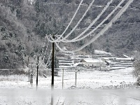 秭归遭遇寒潮 电线冻成“冰柱