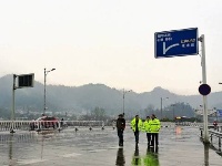 宜昌交警风雨中执勤保安全