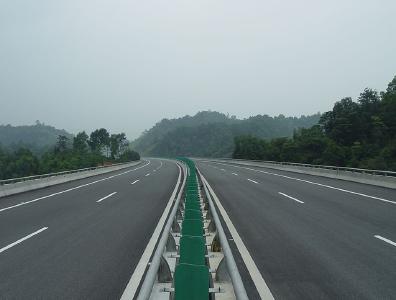 汉宜高速路多车连环相撞 消防官兵救出被困伤员