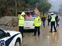 宜昌交警风雨中执勤保安全