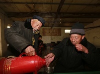 河南85岁老兵周群政义务舍茶27年