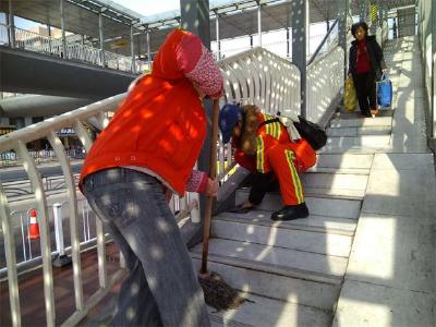 西陵环卫给辖区天桥大“洗脸”