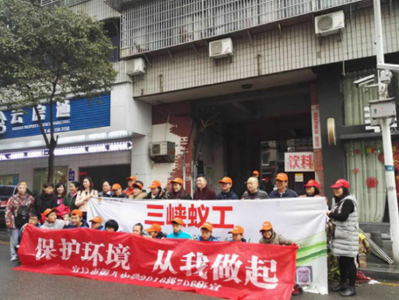 云集街办：红星路社区利用双休联合三峡蚁工开展百日清理攻坚战