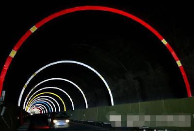 三峡库区惊现“时光隧道”