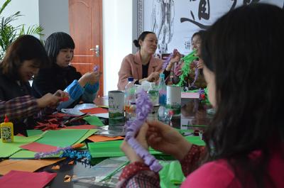 云集街办：废纸巧手变靓花 锦上添花庆三八