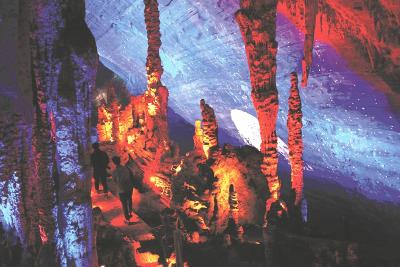 兴发挺进五峰“玩转山水” 长生洞首秀“崖壁星空”景观