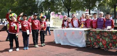   猇亭区实验小学举办红领巾爱心义卖活动