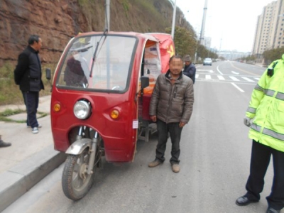 西陵交警查获违法载人酒驾三轮摩托车