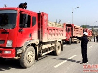 点军城管严查道路遗撒不放松