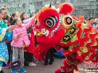 济南小学生着古装体验“民俗节”