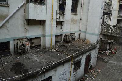 常家湾社区组织网格员对辖区卫生死角大扫除