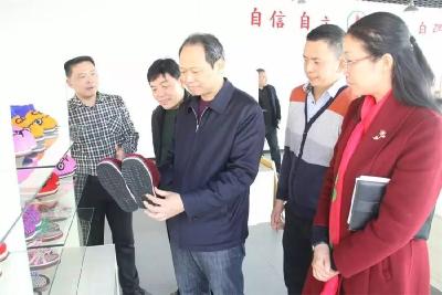 杨卫华专题调研猇亭区电商产业发展情况