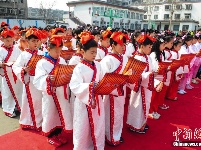 济南小学生着古装体验“民俗节”