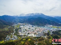 兴山“冬春并存” 山上积雪山下花开