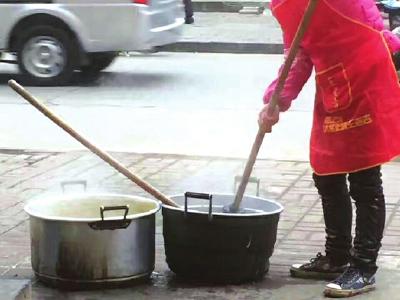 宜昌一面馆用煮面锅洗拖把？记者调查是虚惊