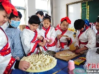 济南小学生着古装体验“民俗节”