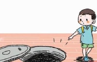 三峡水务为居民服务 查损毁井盖换漏水闸阀