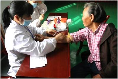 桃子冲居委会开展大型免费健康体检活动