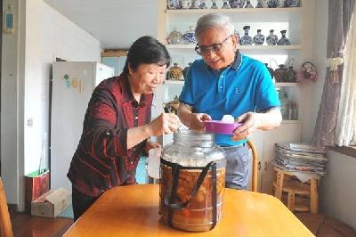 环保达人社区开讲 蔬菜根水果皮也是宝