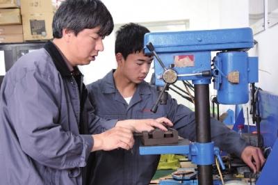 宜昌工匠丨匠心无言写春秋 记三峡技师学院钳工万永忠