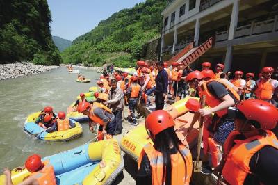 400名游客九畹溪开漂!曾遭遇洪水停漂一年
