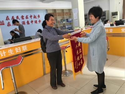 云集街办：困难居民终于有家 喜把锦旗送到社区