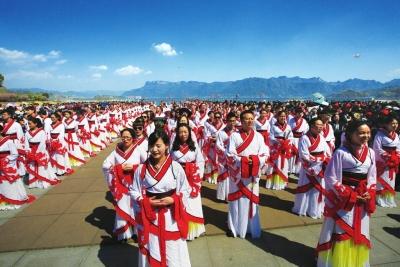 清明祭屈原 千人诵《离骚》