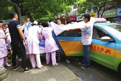 的哥与医护人员守护简易“产房” 宜昌宝宝的士上平安出生