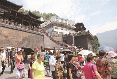 昨迎客流高峰 宜昌八大景区接待游客11.21万人次