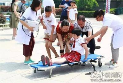 实验小学开展防暴恐突发事件模拟应急演练