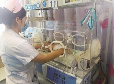 西陵二路铁路桥附近草丛中现男婴，孩子爸妈你在哪？