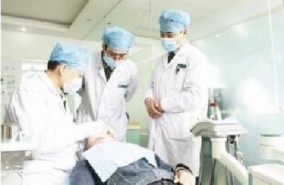 中国医疗卫生事业发展报告发布 呼吁特效药加速进医保