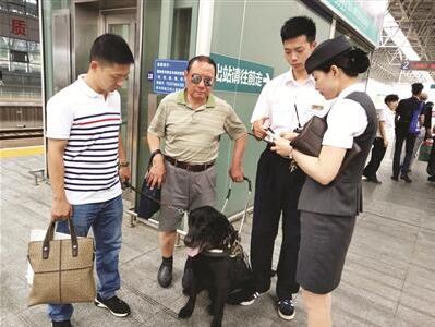 文明宜昌丨东站“三峡美” 服务台热情引导视障旅客登车