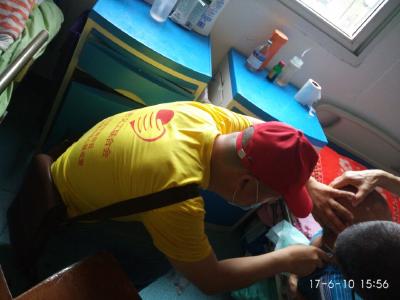 社区志愿者为老年公寓老人理发