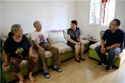 区长任蔚走访慰问社区老党员