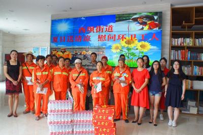 西坝街办:关爱环卫工人 夏日送清凉