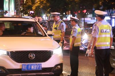 西陵交警综合整治“三驾”违法行为