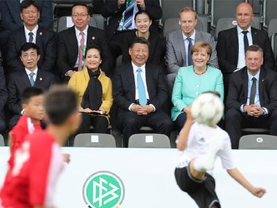 习近平同德国总理默克尔共同观看中德青少年足球友谊赛