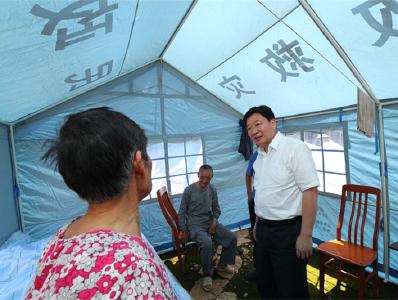 视频丨周霁看望慰问受灾群众并召开现场办公会