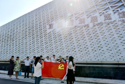 西陵区人社局组织实习实训大学生开展党建活动