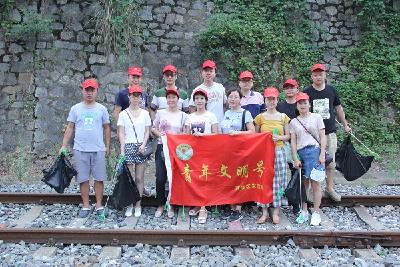 区发改局青年文明号到山庄路社区开展志愿服务