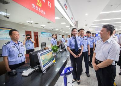 公安部交管局调研宜昌车管所时要求 为先进集体注入新活力