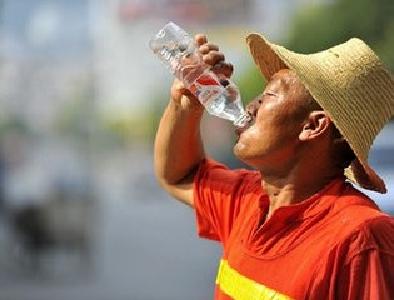 高温天环卫工人作息时间调整 呼吁不要乱扔垃圾